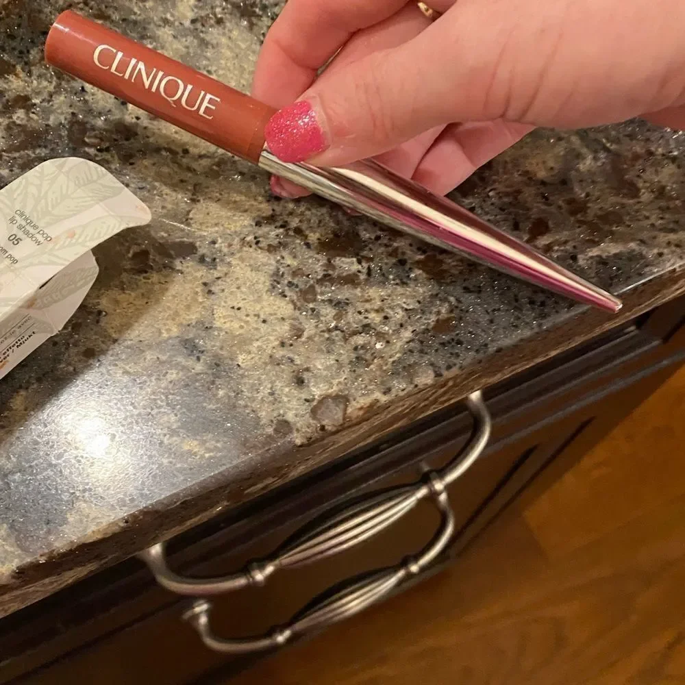 Clinique lip shadow pop in blossom